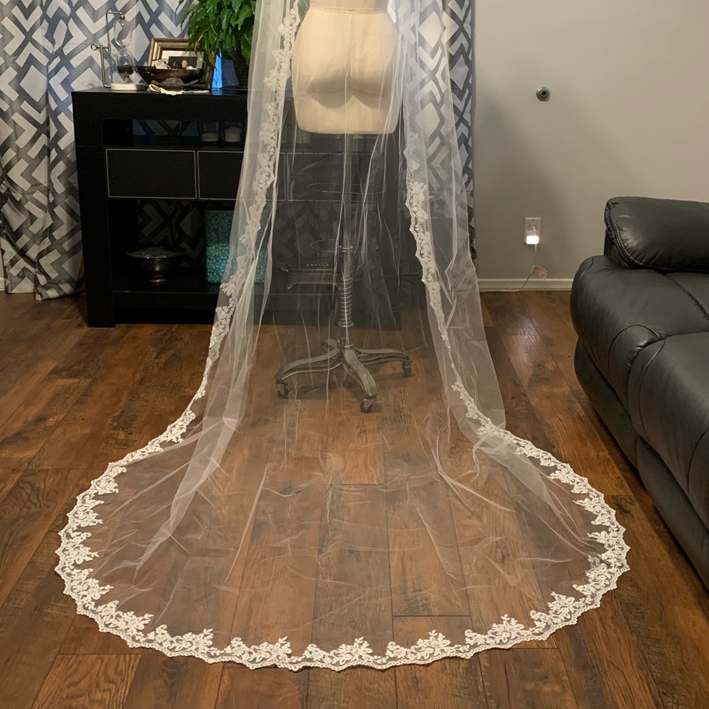 Cathedral Lace Wedding Veil w/Metal Comb NWT